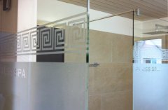 Glasdecor als Gestaltungselement für eine Duschwand